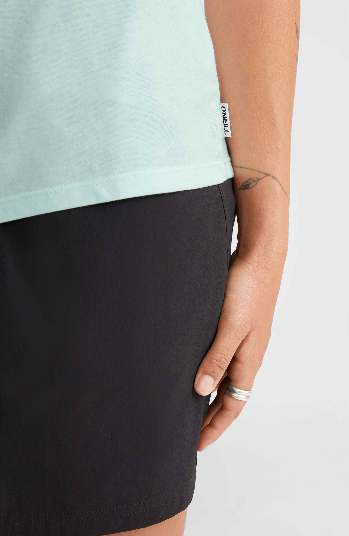 T-shirt Essentials met V-hals | Soothing Sea