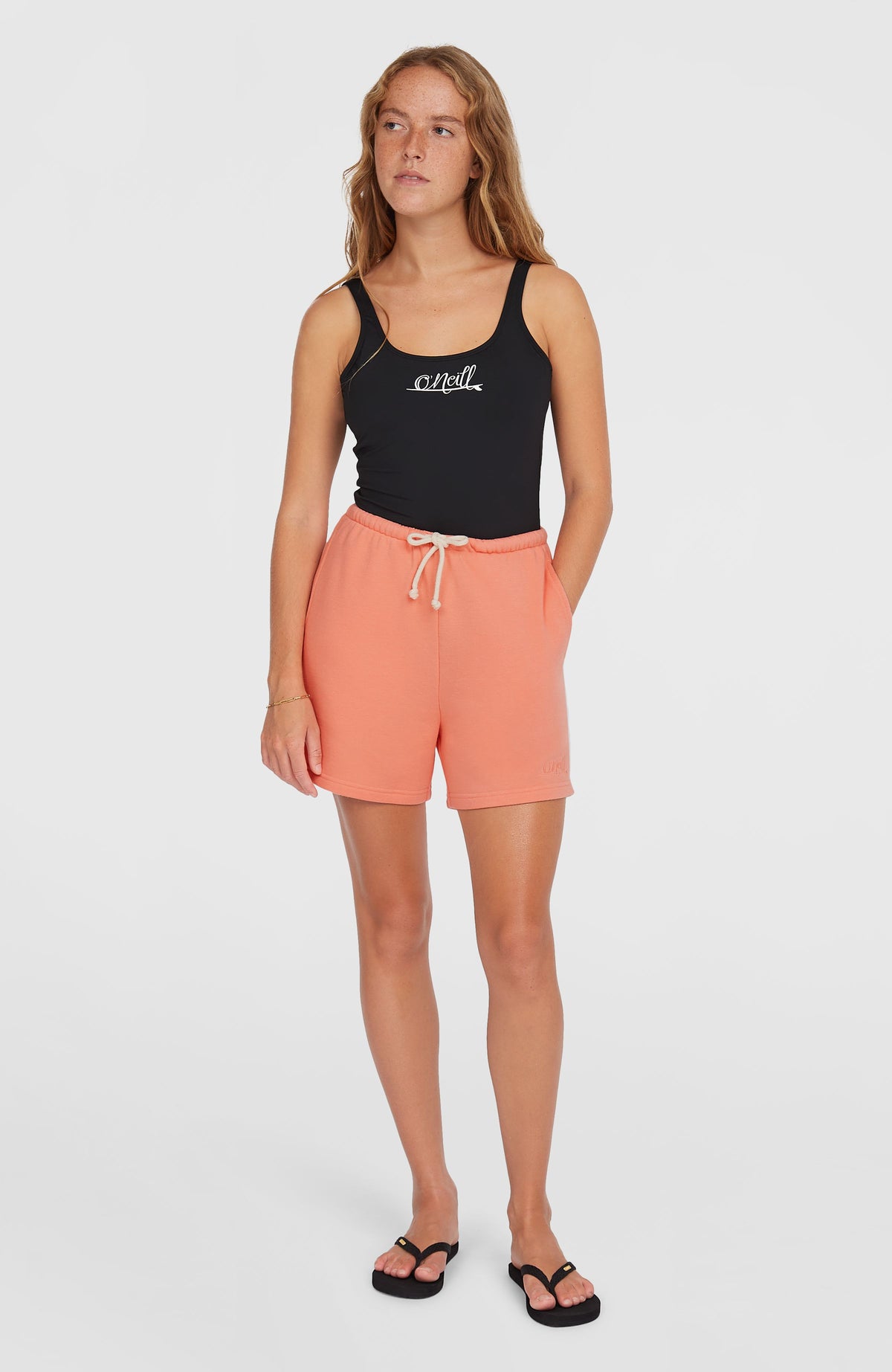 Essentials Script sweatshort | Coral Pink