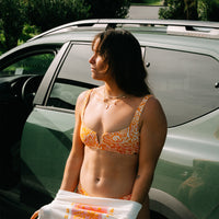 Women Of The Wave Popoyo Matira bikiniset | Orange Abstract Wave
