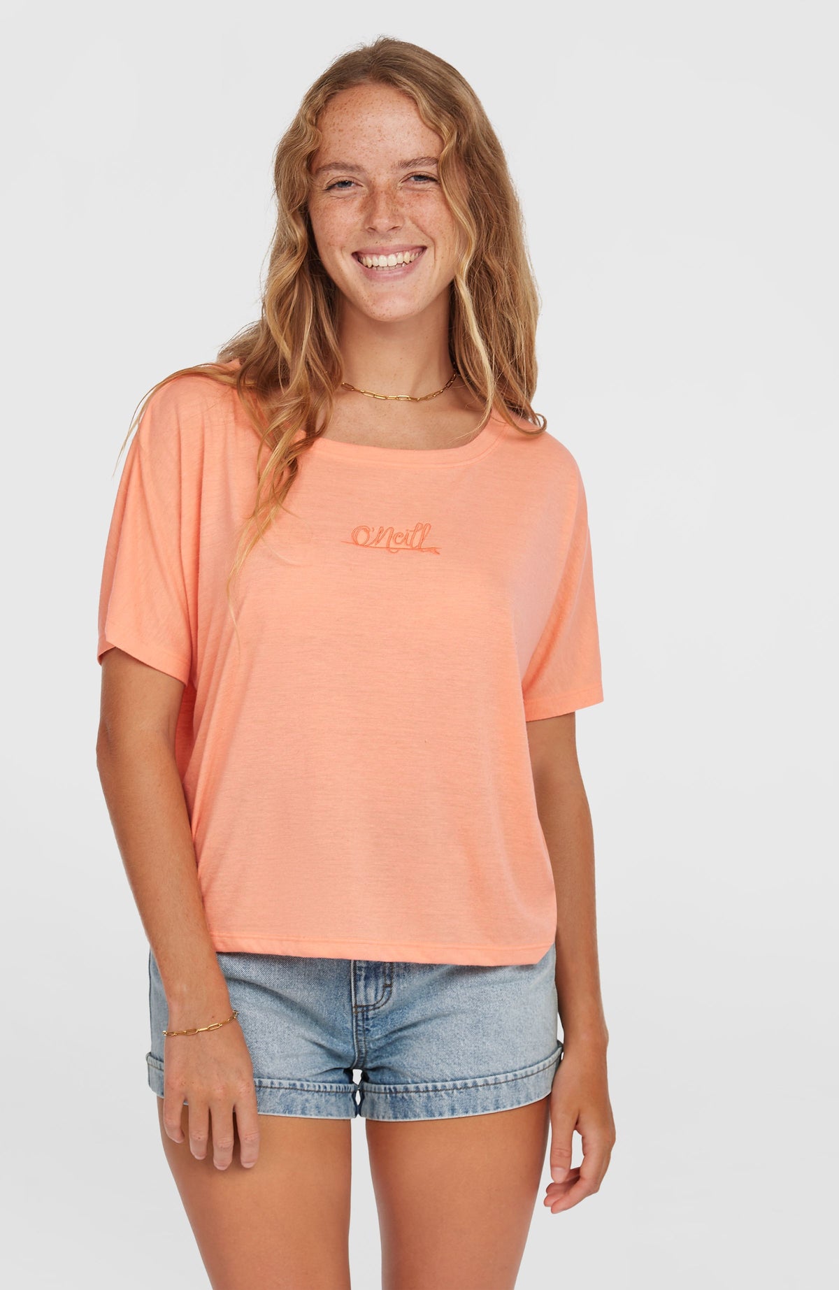 Essentials Script losvallend T-shirt | Coral Pink