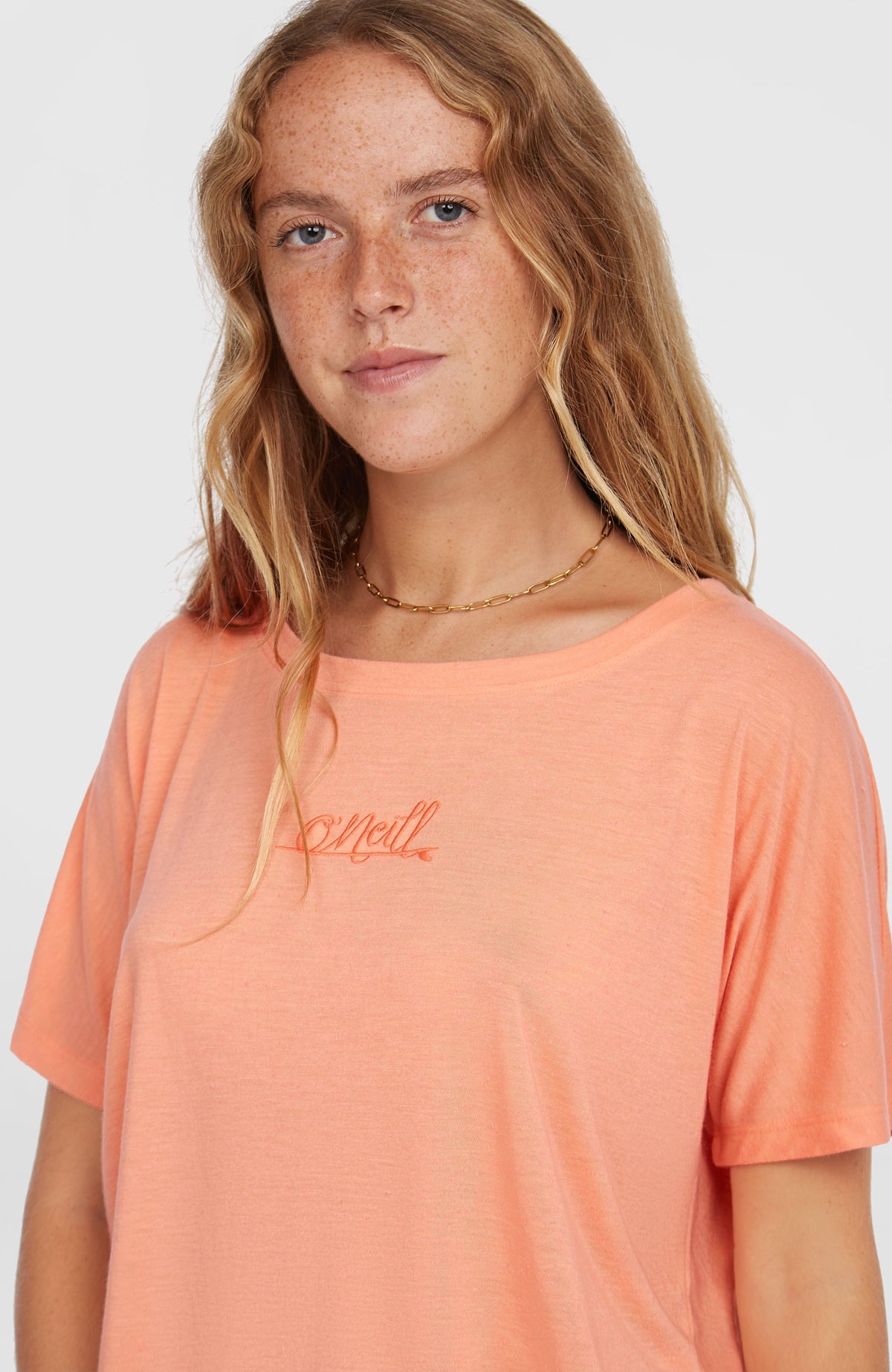 Essentials Script losvallend T-shirt | Coral Pink