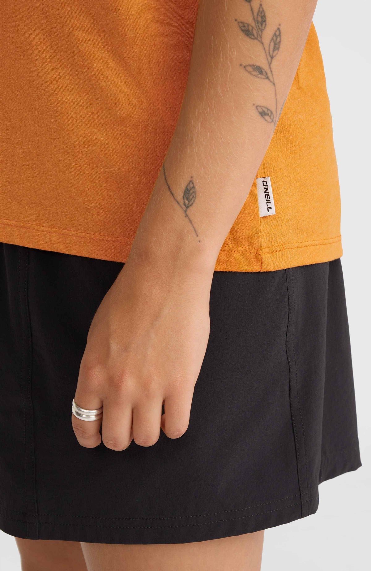 T-shirt Essentials met V-hals | Nugget