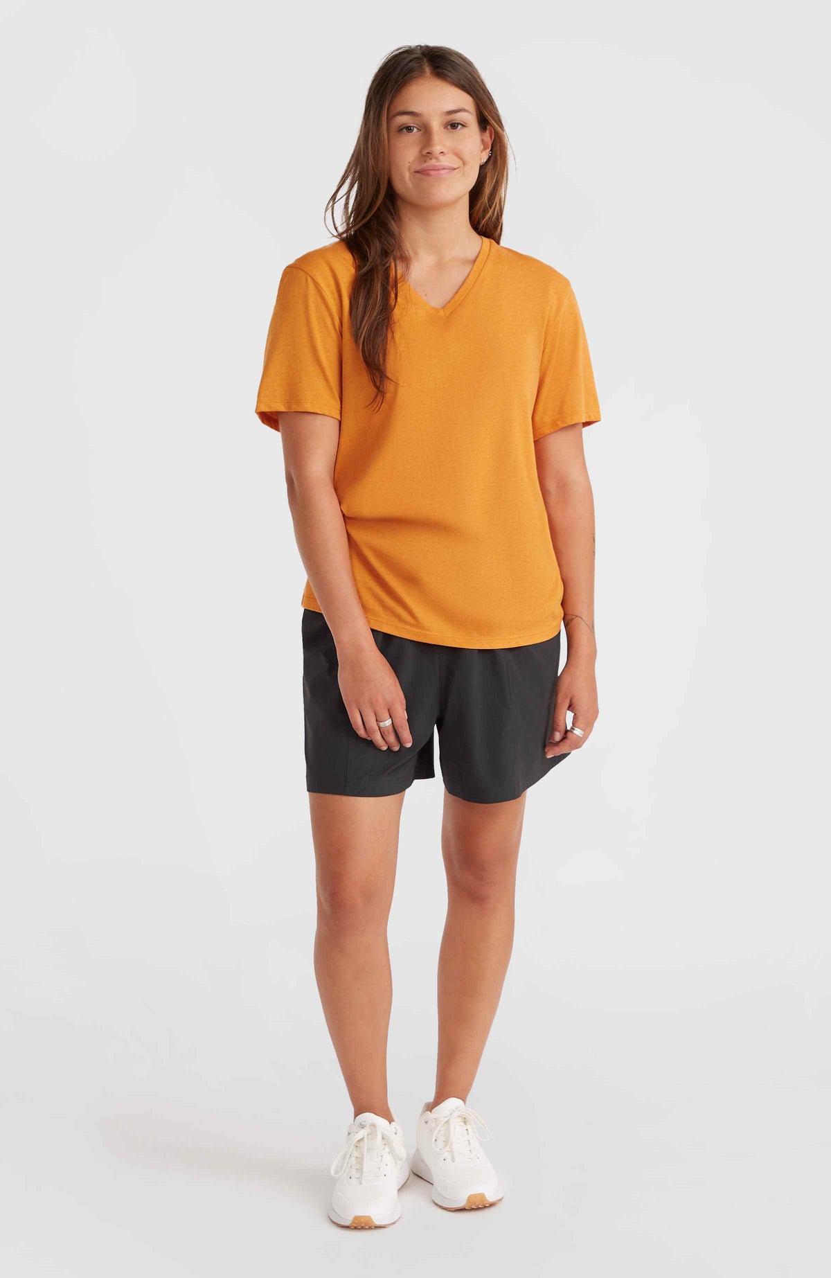 T-shirt Essentials met V-hals | Nugget